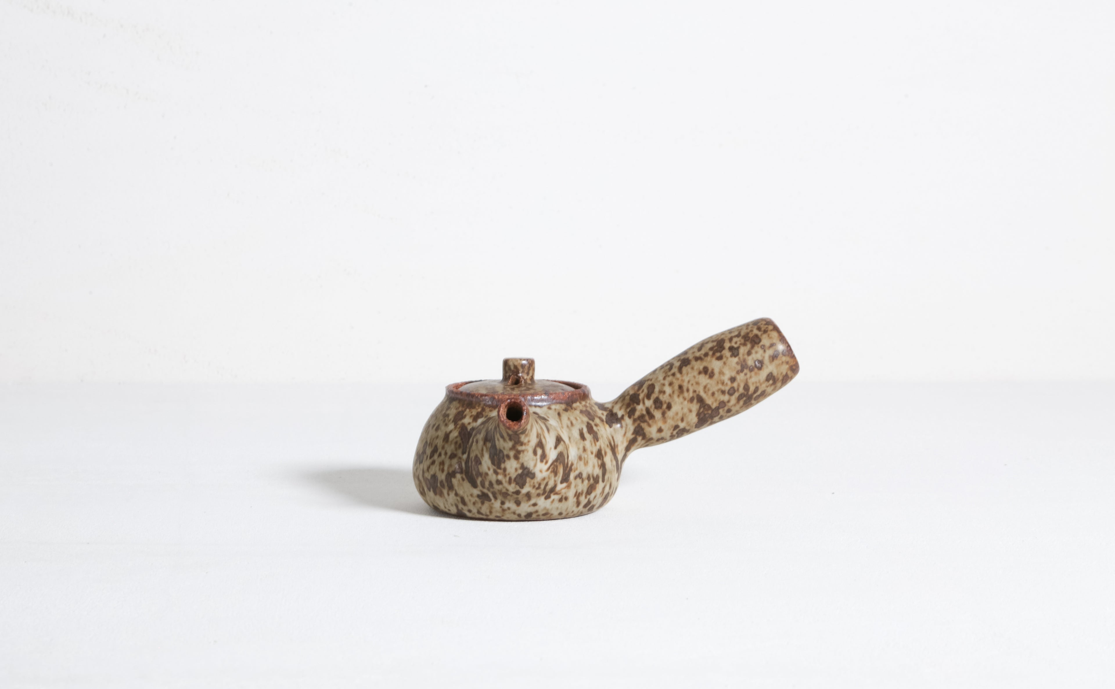 Ceramic side handle teapot