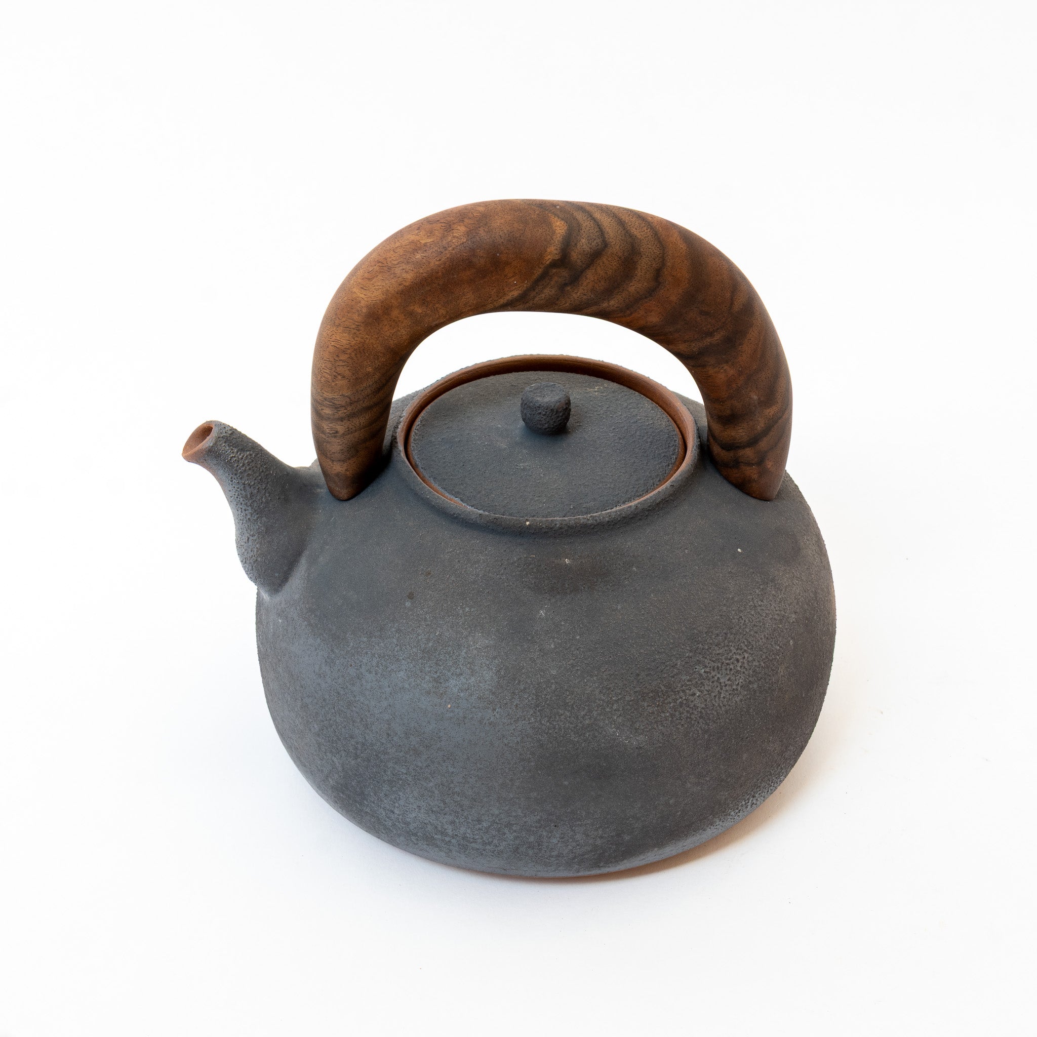 Kettle in new moon finish | claro walnut tiger stripe handle (2,000 ML)