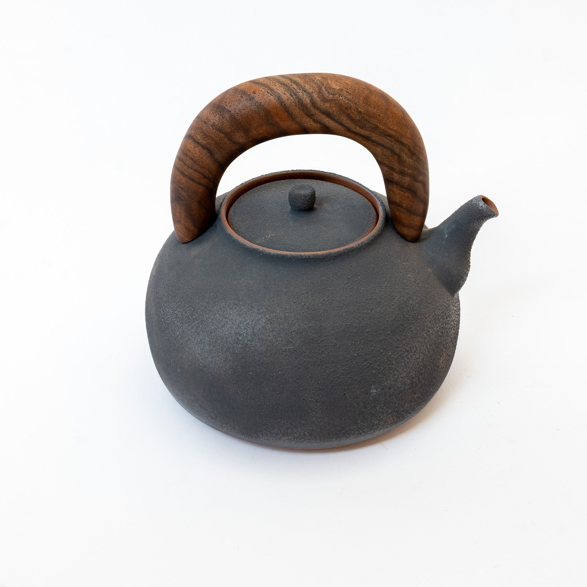 Kettle in new moon finish | claro walnut tiger stripe handle (2,000 ML)