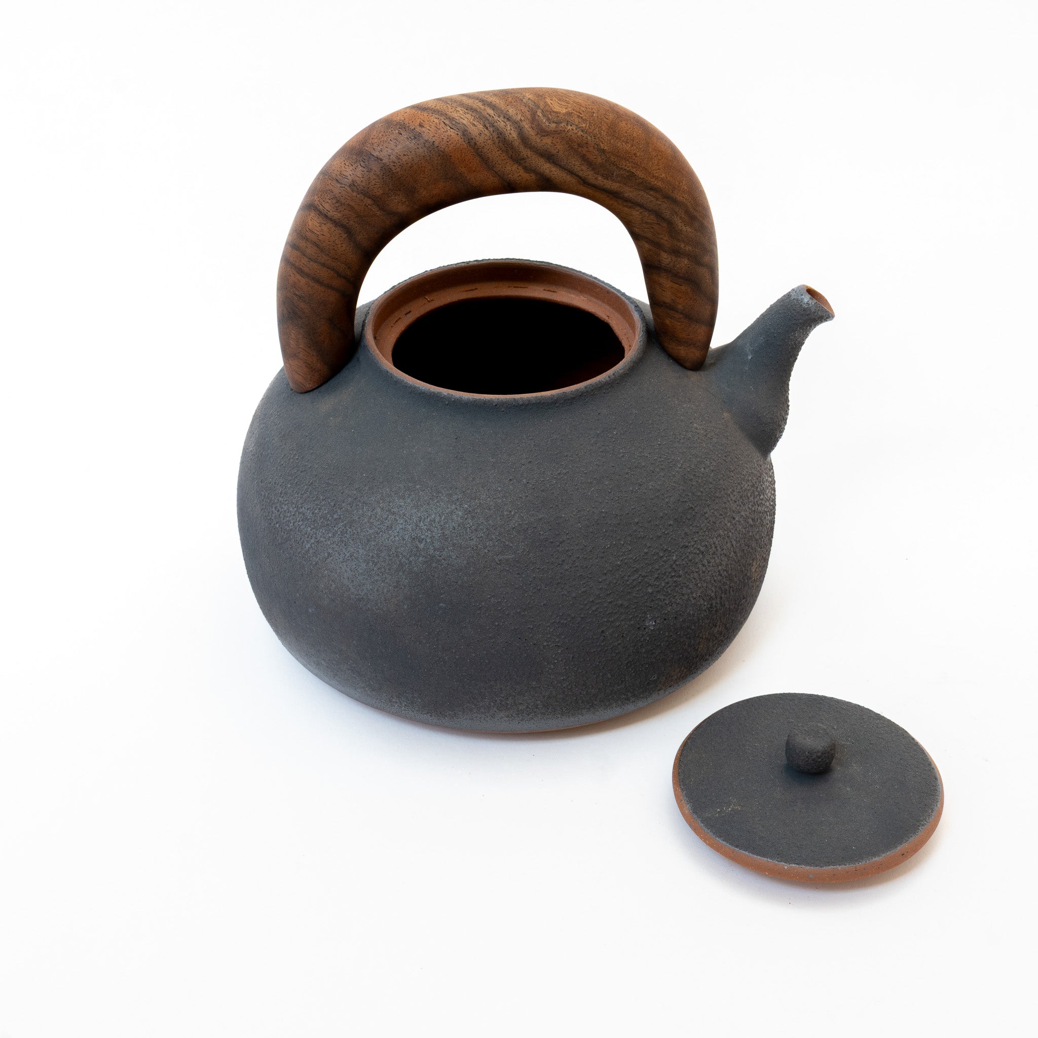 Kettle in new moon finish | claro walnut tiger stripe handle (2,000 ML)