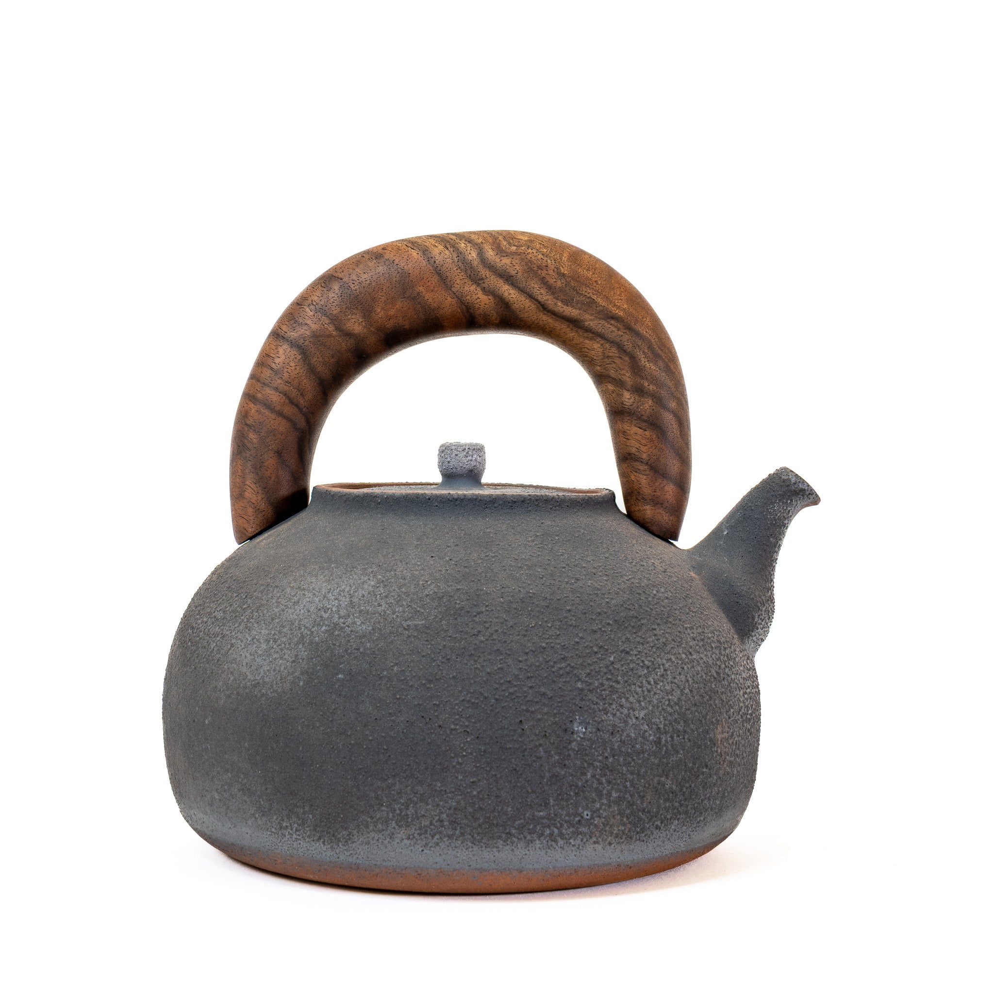 Kettle in new moon finish | claro walnut tiger stripe handle (2,000 ML)