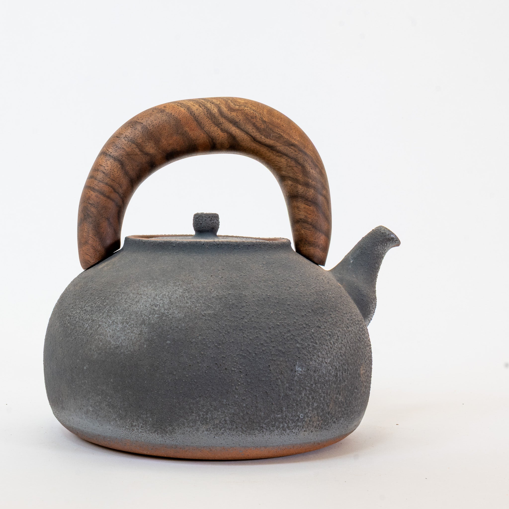 Kettle in new moon finish | claro walnut tiger stripe handle (2,000 ML)