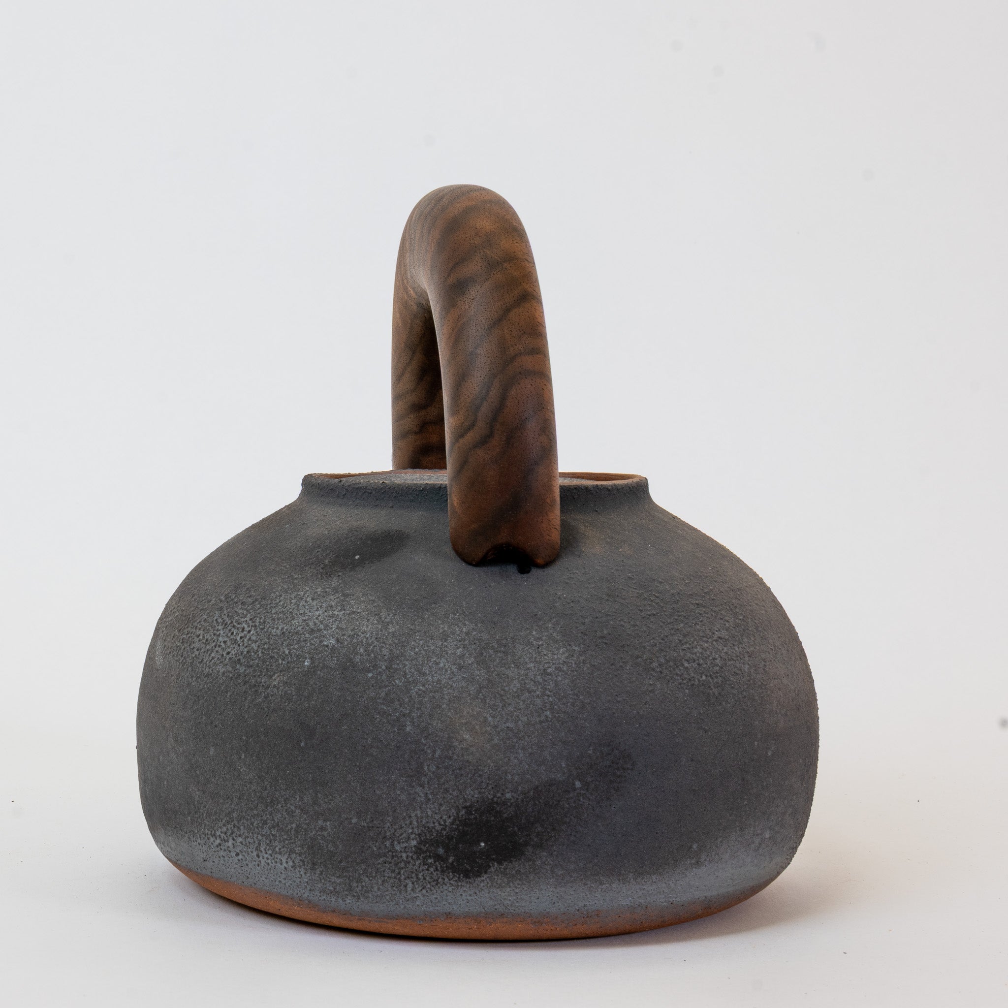 Kettle in new moon finish | claro walnut tiger stripe handle (2,000 ML)
