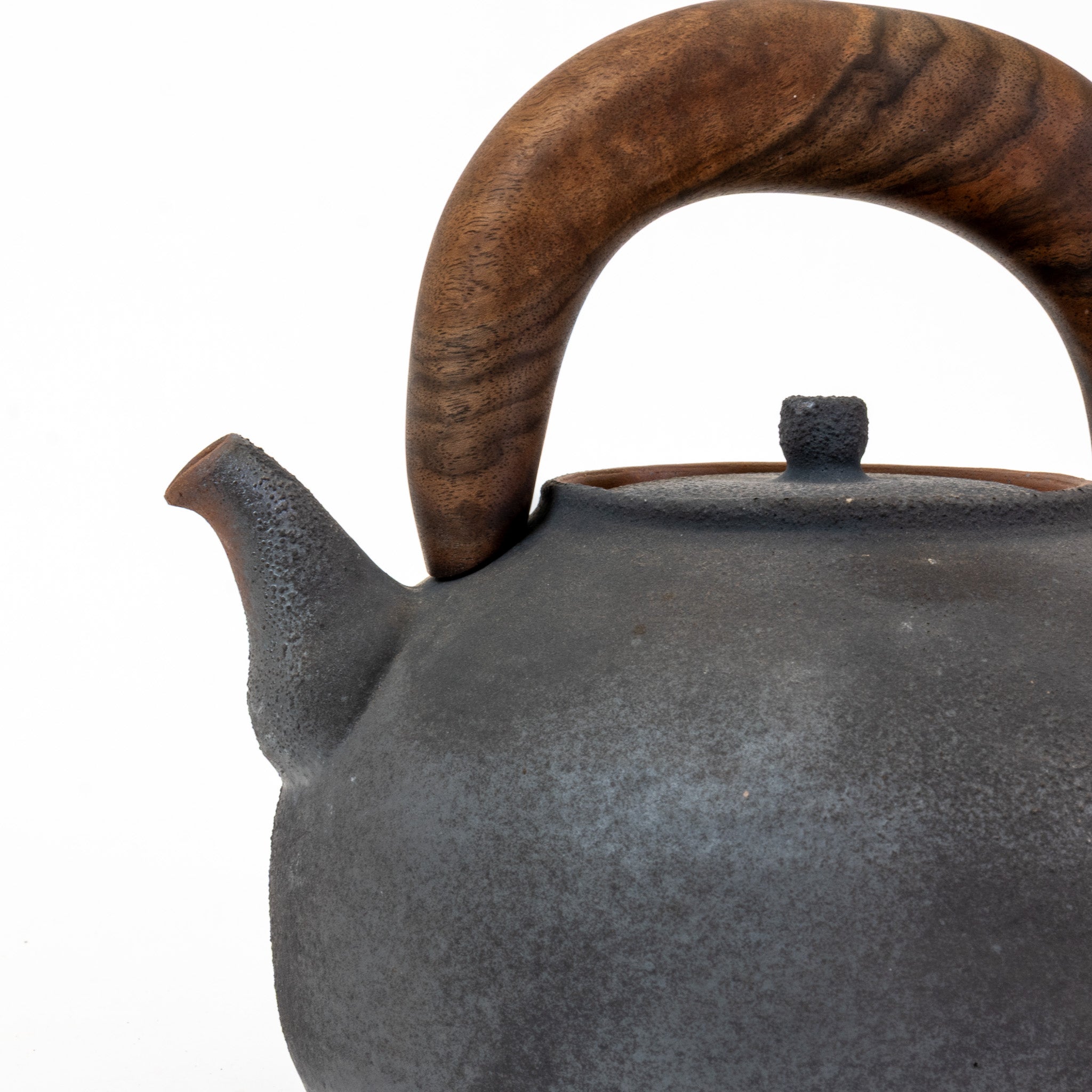 Kettle in new moon finish | claro walnut tiger stripe handle (2,000 ML)