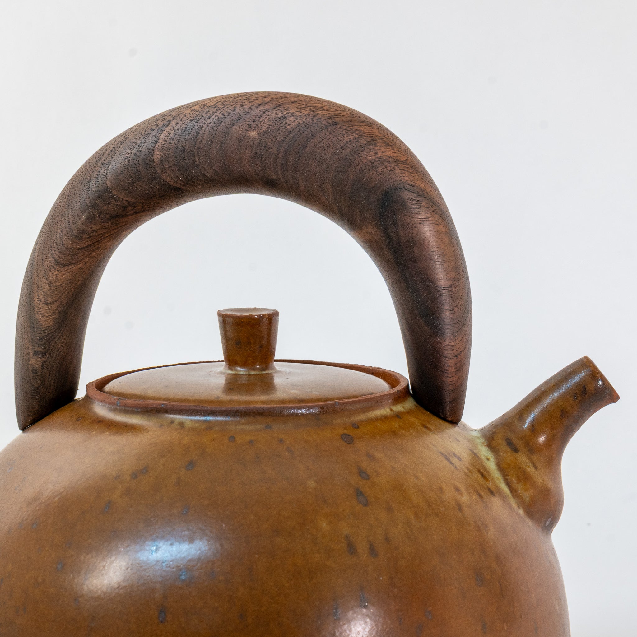 Earthy brown | claro walnut handle (2,250 ML)